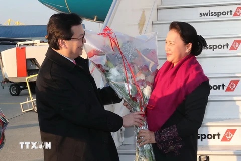 Lễ đón Chủ tịch Quốc hội Nguyễn Thị Kim Ngân tại sân bay Geneva. (Ảnh: Trọng Đức/TTXVN)