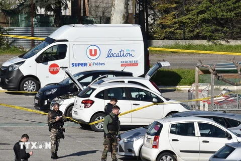 Cảnh sát điều tra chiếc xe Radouane Lakdim đã cướp (giữa) để thực hiện vụ bắt giữ con tin ở Trebes ngày 23/3. (Nguồn: AFP/ TTXVN)