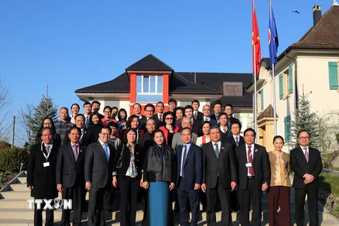 Chủ tịch Quốc hội Nguyễn Thị Kim Ngân chụp ảnh lưu niệm cùng các đại biểu. (Ảnh: Trọng Đức/TTXVN)