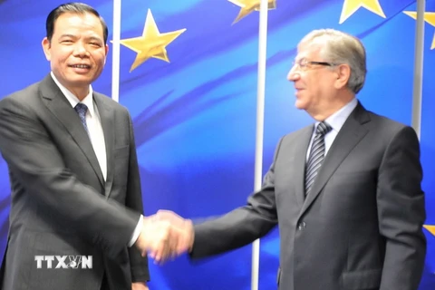 Bộ trưởng Nông nghiệp và Phát triển nông thôn Nguyễn Xuân Cường và Cao ủy EU phụ trách môi trường, các vấn đề hàng hải và thủy sản Karmenu Vella. (Ảnh : Kim Chung/TTXVN)