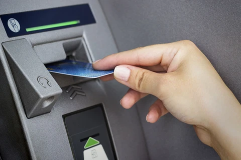 Hai đối tượng làm giả thẻ ATM để rút tiền, bị phạt tổng cộng 7 năm tù