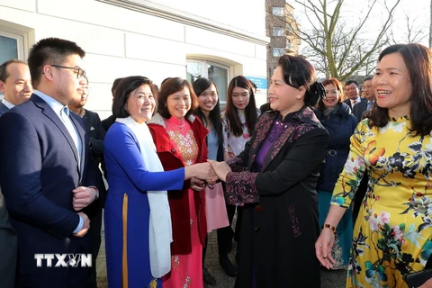 Cán bộ, nhân viên Đại sứ quán và bà con Việt kiều đón Chủ tịch Quốc hội Nguyễn Thị Kim Ngân. (Ảnh: Trọng Đức/TTXVN)