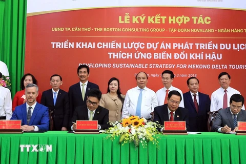 Thủ tướng Nguyễn Xuân Phúc chứng kiến Lễ ký kết hợp tác tư vấn về triển khai chiến lược Dự án Phát triển du lịch Đồng bằng sông Cửu Long thích ứng biến đổi khí hậu. (Ảnh: Thống Nhất/TTXVN)