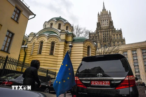 Cờ của Liên minh châu Âu trên chiếc xe đậu ngoài Bộ Ngoại giao Nga ở thủ đô Moskva, ngày 21/3. (Nguồn: AFP/TTXVN)