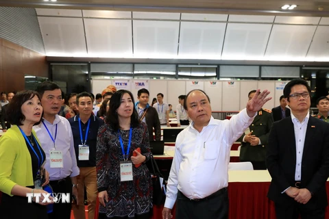 Thủ tướng Nguyễn Xuân Phúc kiểm tra công tác chuẩn bị hội nghị. (Ảnh: Thống Nhất/TTXVN)