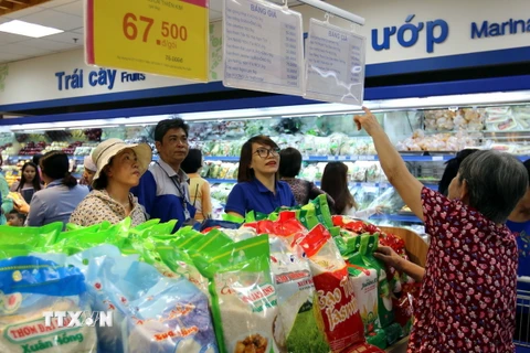 Người tiêu dùng mua sắm tại hệ thống siêu thị Saigon Co.op Thành phố Hồ Chí Minh. (Ảnh: Thanh Vũ/TTXVN)