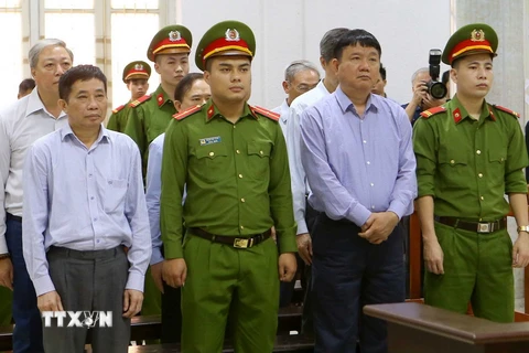 Bị cáo Đinh La Thăng cùng 6 đồng phạm trong vụ án nghe Tòa tuyên án. (Ảnh: Doãn Tấn/TTXVN)
