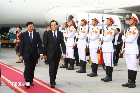 Lễ đón Thủ tướng Lào Thongloun Sisoulith tại sân bay quốc tế Nội Bài, chiều 29/3. (Nguồn: TTXVN)