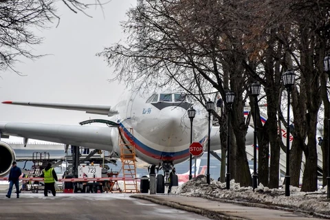 Chiếc máy bay Il-96 chở 46 nhà ngoại giao Nga và gia đình họ tại sân bay Vnukovo. (Nguồn: AFP)