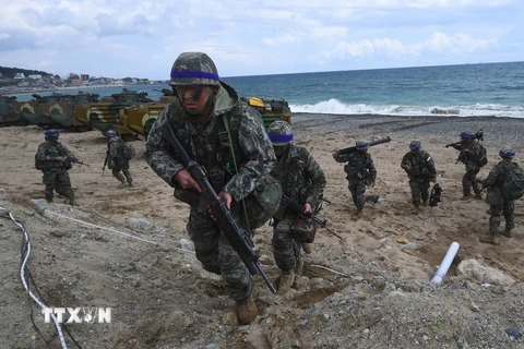 Hải quân Hàn Quốc tham gia cuộc tập trận chung với lính thủy đánh bộ Mỹ tại Pohang, Hàn Quốc ngày 2/4. (Nguồn: AFP/TTXVN)