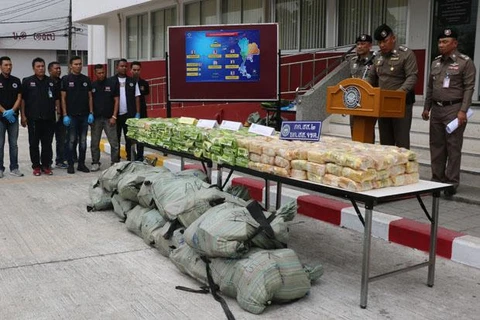 Cảnh sát Thái Lan họp báo và công bố tang vật thu được của vụ án. (Nguồn: bangkokpost.com)