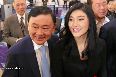 Cựu Thủ tướng Thaksin Shinawatra và người em gái Yingluck Shinawatra xuất hiện ở Tokyo trong một sự kiện giới thiệu sách. (Nguồn: asahi.com)