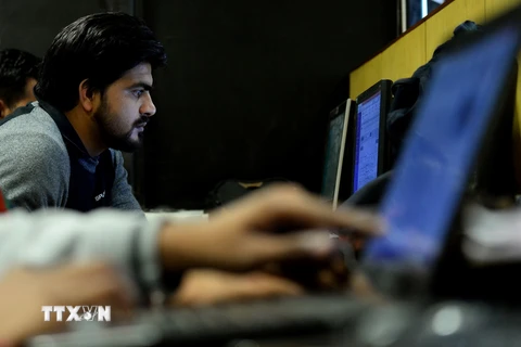 Nhân viên một công ty giải pháp an ninh mạng làm việc tại New Delhi, Ấn Độ. (Nguồn: AFP/TTXVN)