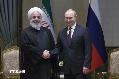 Tổng thống Nga Vladimir Putin gặp Tổng thống Iran Rouhani bên lề Hội nghị thượng đỉnh ba bên Thổ Nhĩ Kỳ-Nga-Iran về Syria ở Ankara, Thổ Nhĩ Kỳ. (Nguồn: AFP/TTXVN)