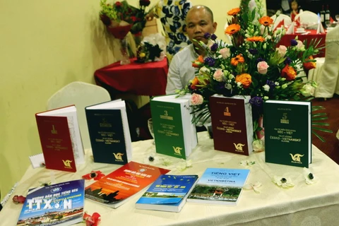 Ra mắt tập 5 Đại từ điển giáo khoa Séc-Việt. (Ảnh: Trần Quang Vinh/TTXVN)