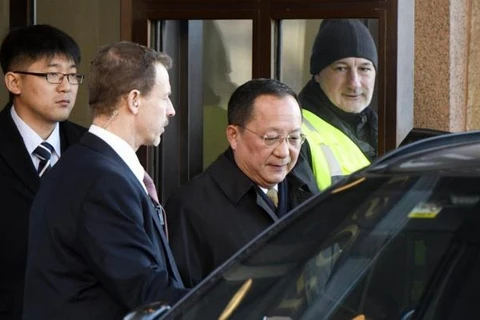 Ngoại trưởng Triều Tiên Ri Yong-ho (ở giữa) trong một chuyến công du nước ngoài. (Nguồn: EPA)