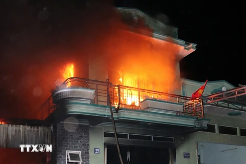 [Video] Cháy lớn thiêu rụi kho hàng điện máy ở Ninh Thuận