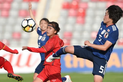 Các cầu thủ nữ Việt Nam (áo_đỏ) trong trận đấu với Nhật Bản. (Nguồn: the-afc.com)