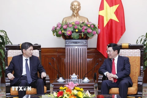 Phó Thủ tướng, Bộ trưởng Bộ Ngoại giao Phạm Bình Minh tiếp Đại sứ Hàn Quốc tại Việt Nam Lee Hyuk đến chào từ biệt nhân kết thúc nhiệm kỳ công tác tại Việt Nam. (Ảnh: Lâm Khánh/TTXVN)