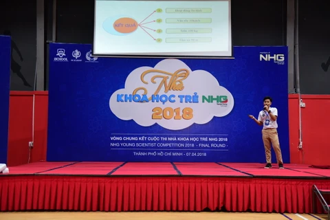 Em Nguyễn Đoàn Tiến thuyết trình về đề tài “Phao cứu sinh điều khiển từ xa” tại vòng chung kết Hội thi “Nhà khoa học trẻ NHG 2018.” (Ảnh: PV/Vietnam+)