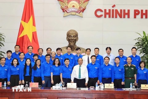 Thủ tướng Nguyễn Xuân Phúc và các cán bộ Đoàn. (Ảnh: Thống Nhất/TTXVN)