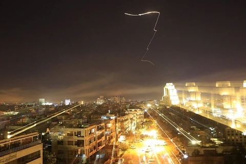 Ánh sáng trên bầu trời Damascus được cho là từ hệ thống phòng không của Syria khi Mỹ không kích. (Nguồn: AP)