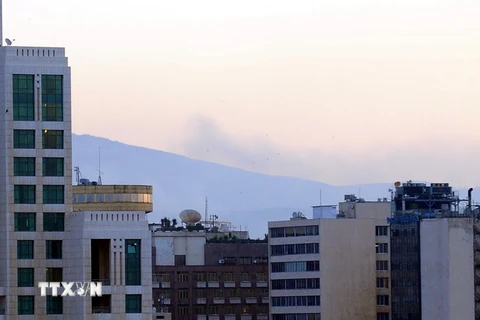Khói bốc lên tại thủ đô Damascus sau đợt tấn công của liên quân Mỹ- Anh- Pháp nhằm vào Syria ngày 14/4. (Nguồn: THX/ TTXVN) 