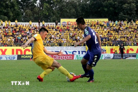 Một pha tranh bóng của cầu thủ hai đội Becamex Bình Dương và FLC Thanh Hóa. (Ảnh: Hải Âu/TTXVN)