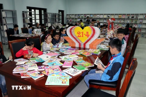 Các em học sinh đọc sách tại Thư viện tỉnh Hải Dương. (Ảnh: Mạnh Tú/TTXVN)