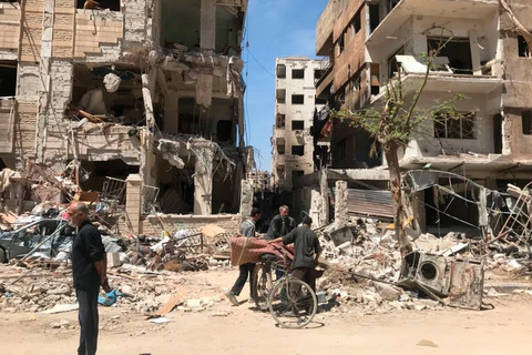 Cảnh đổ nát do xung đột ở Douma, Syria. (Nguồn: AP)