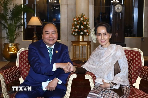 Thủ tướng Nguyễn Xuân Phúc gặp cố vấn Nhà nước Myanmar Aung San Suu Kyi bên lề Hội nghị Cấp cao Kỷ niệm ASEAN-Ấn Độ, tháng 1/2018. (Ảnh: Thống Nhất/TTXVN)