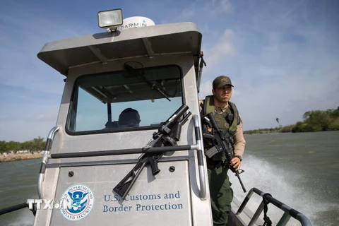 Binh sỹ tuần tra tại khu vực sông Rio Grande, gần Mc Allen, Texas, biên giới Mỹ-Mexico ngày 26/3. (Nguồn: AFP/TTXVN)