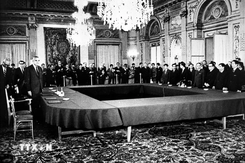 Cuộc nói chuyện chính giữa Chính phủ Việt Nam Dân chủ Cộng hòa và Chính phủ Hoa Kỳ về hòa bình ở Việt Nam tại Phòng họp Trung tâm Hội nghị Quốc tế ở Paris ngày 13/5/1968.(Đoàn Việt Nam ngồi phía bên phải). (Ảnh Tư liệu/TTXVN)