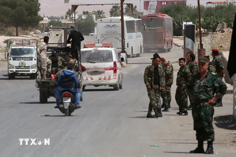Các lực lượng ủng hộ Chính phủ Syria tuần tra tại khu vực ngoại ô Damascus ngày 9/4. (Nguồn: AFP/TTXVN)