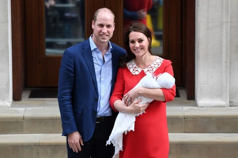 Hoàng tử William và Công nương Kate cùng đứa con thứ ba. (Nguồn: vanityfair.com)