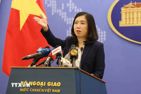Người phát ngôn Bộ Ngoại giao Việt Nam Lê Thị Thu Hằng chủ trì họp báo. (Ảnh: Phương Hoa/TTXVN)