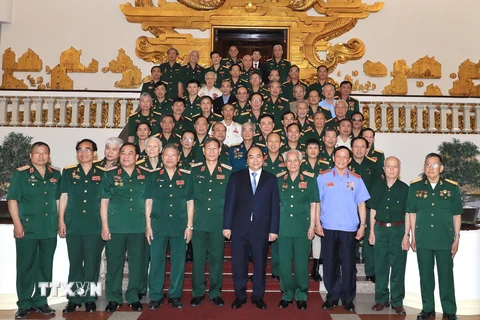 Thủ tướng Nguyễn Xuân Phúc và các cựu chiến binh. (Ảnh: Thống Nhất/TTXVN)