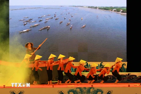 Chương trình nghệ thuật chào mừng lễ khai mạc Lễ hội Sóng nước Tam Giang 2018, tối 24/4. (Ảnh: Hồ Cầu/TTXVN)
