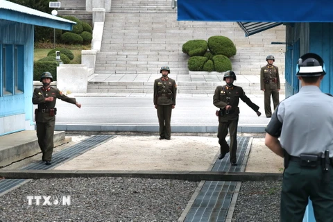 Binh sỹ Hàn Quốc và Triều Tiên gác tại khu vực giới tuyến giữa hai miền Triều Tiên tại làng đình chiến Panmunjom, nơi dự kiến diễn ra hội nghị thượng đỉnh liên Triều 2018. (Nguồn: Yonhap/TTXVN)