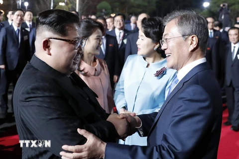 Nhà lãnh đạo Triều Tiên Kim Jong-un (trái) cùng phu nhân Ri Sol Ju (thứ 2, trái) và Tổng thống Hàn Quốc Moon Jae-in (phải) cùng phu nhân Kim Jung-sook (thứ 2, phải) chào từ biệt tại làng đình chiến Panmunjom tối 27/4. (Nguồn: YONHAP/TTXVN)