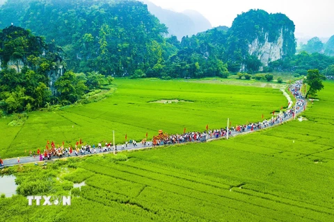 Ninh Bình tưng bừng khai mạc lễ hội truyền thống đền Thái Vi 