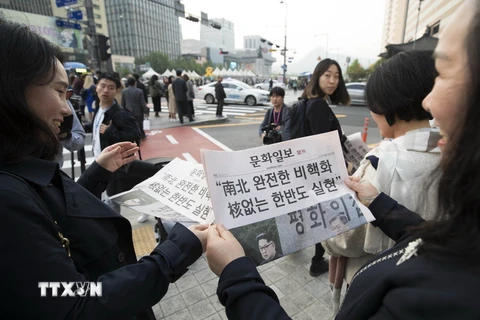 Người dân Hàn Quốc đọc báo về hội nghị thượng đỉnh liên Triều tại Seoul, Hàn Quốc ngày 27/4. (Nguồn: Yonhap/TTXVN)