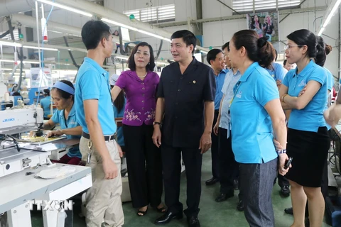 Chủ tịch Tổng Liên đoàn Lao động Việt Nam Bùi Văn Cường thăm công nhân Ninh Bình, tháng 9/2017. (Ảnh: Ninh Đức Phương/TTXVN)