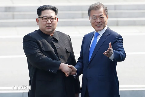 Tổng thống Hàn Quốc Moon Jae-in (ảnh, phải) và nhà lãnh đạo Triều Tiên Kim Jong-un (ảnh, trái) tại cuộc họp thượng đỉnh lịch sử tại làng đình chiến Panmunjom thuộc khu phi quân sự (DMZ) ở biên giới hai nước. (Nguồn: EPA-EFE/TTXVN)