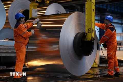 Công nhân sản xuất nhôm cuộn tại nhà máy ở Biesheim, miền đông Pháp. (Nguồn: AFP/TTXVN)