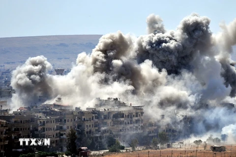 Ảnh minh họa: Khói bốc lên sau đợt không kích của quân đội Syria nhằm vào các vị trí của phiến quân ở Hajar al-Aswad, phía nam Damascus ngày 24/4. (Nguồn: THX/TTXVN)