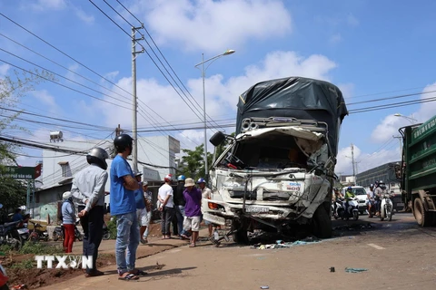 Hiện trường vụ xe khách đâm xe tải thảm khốc ở Lâm Đồng