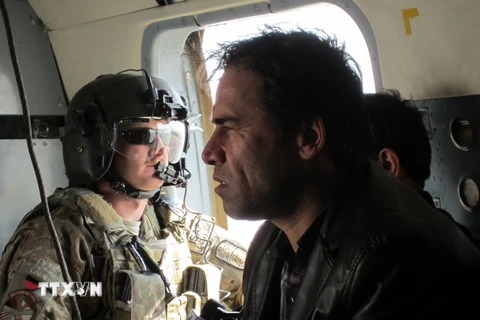 Cố nhà báo của hãng AFP Shah Marai trong một lần tác nghiệp cùng các thành viên Lực lượng hỗ trợ an ninh quốc tế tại Afghanistan năm 2013. (Nguồn: AFP/TTXVN) 