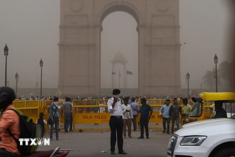 Bão cát mù mịt quét qua thủ đô New Delhi, Ấn Độ ngày 2/5. (Nguồn: AFP/TTXVN)