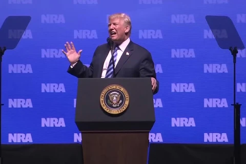 Tổng thống Mỹ Donald Trump phát biểu tại Đại hội thường niên Hiệp hội Súng trường Quốc gia (NRA). (Nguồn: thehill.com)